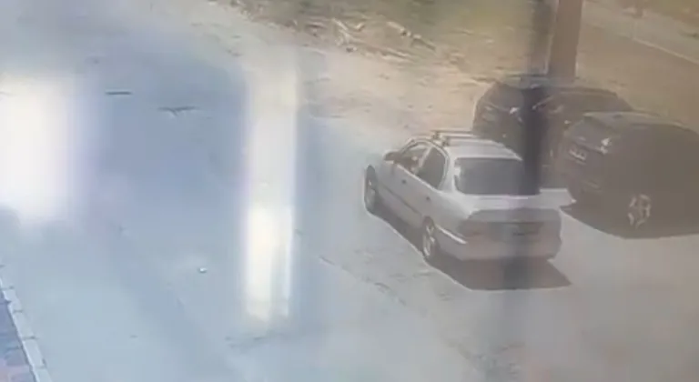 Park halindeki tıra böyle çarptı...Feci kazada sürücü hayatını kaybetti