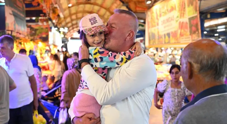 Pazaryerinde çocuklardan Başkan Karabatı'ya yoğun ilgi