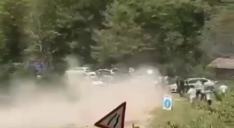 Ralli yarışında korku dolu anlar: Yarış aracı seyircilerin bulunduğu bölgeye savruldu