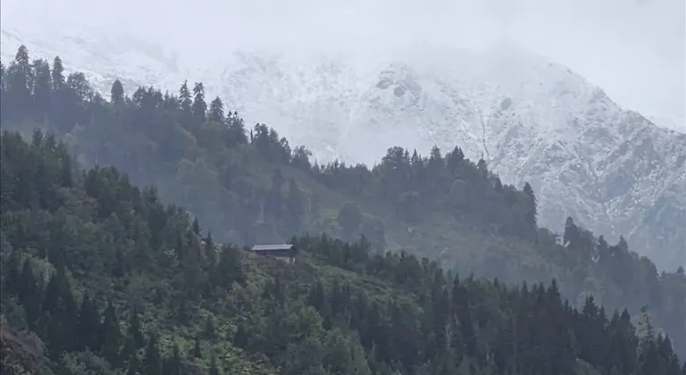 Rize'de yüksek kesimlere kar yağdı