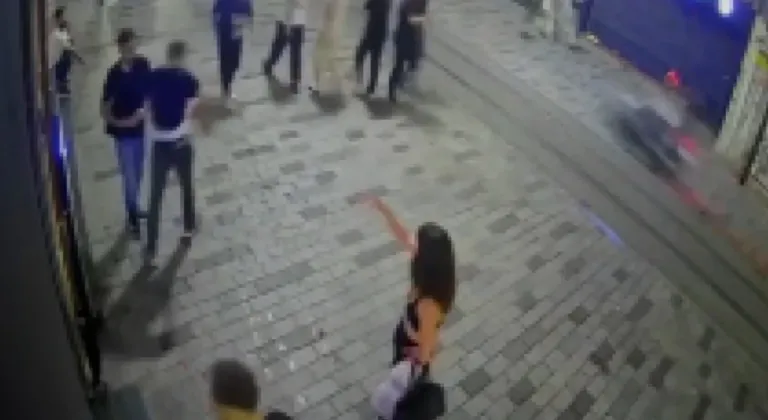 Sevgilisini kıskanan kadın 3 kişiyi bıçakladı
