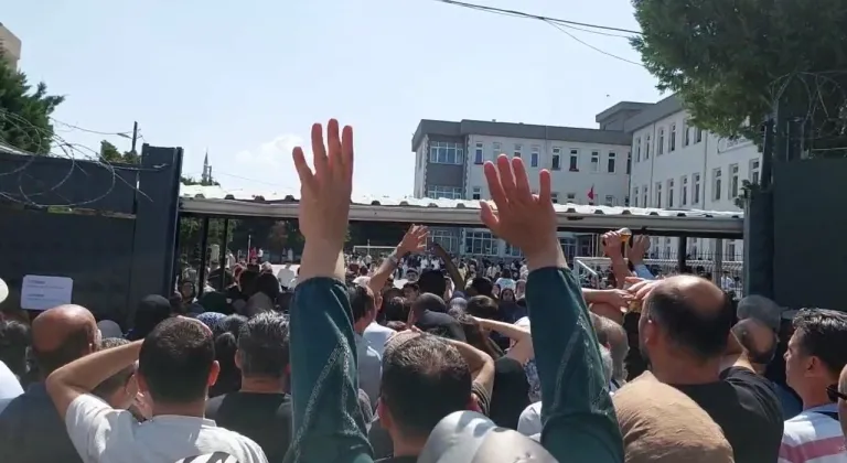 Sınava giren çocuklarını görmek için yarıştılar