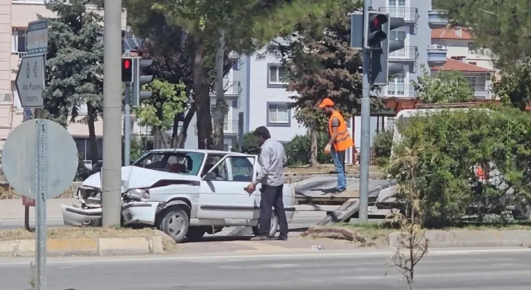 Sinop'ta otomobil aydınlatma direğine çarptı!