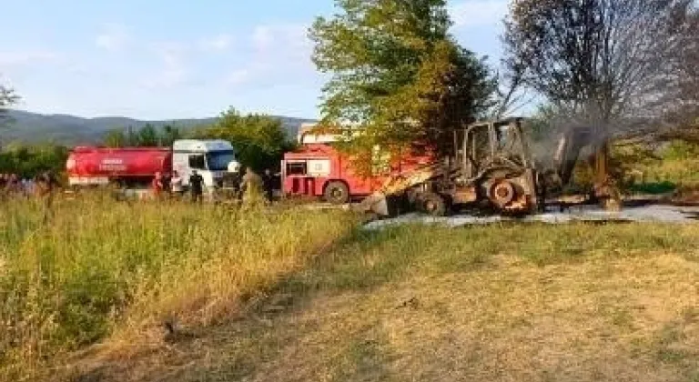 Tarlada ağaç sökümü yapan iş makinesi alev alev yandı