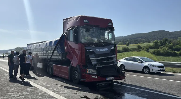 TEM Otoyolu’nda 4 tır birbirine girdi: 2 yaralı
