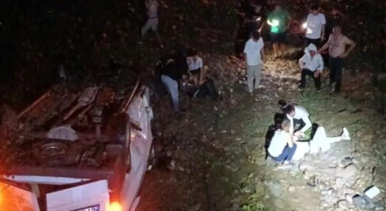 Trabzon'da minibüs dereye uçtu