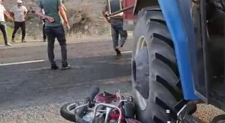 Traktör ile motosiklet çarpıştı: 1 ölü