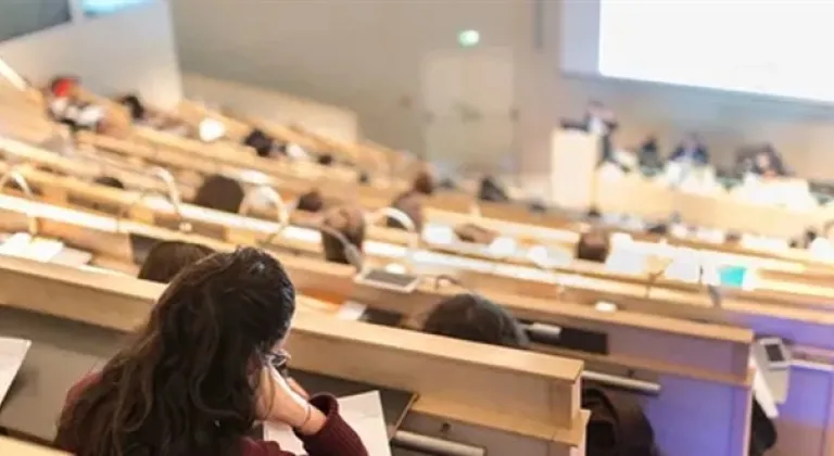 Üniversitede fakülte var bina yok, öğrenci var sınıf yok