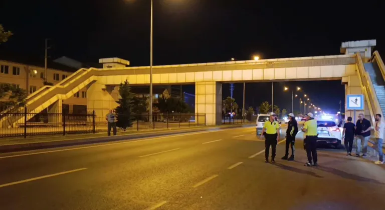 Motosikletin içine giren yılanı tek hamlede çıkardı