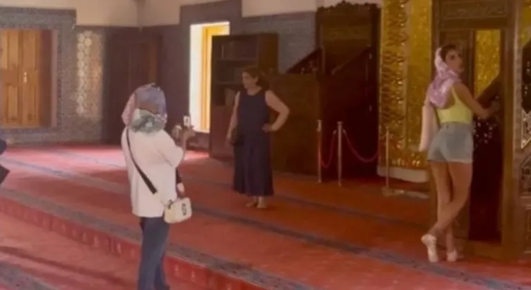 Van’daki tarihi camide kıyafet tartışması: Uyarılar yetersiz kaldı