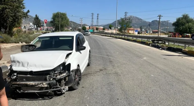 Virajı alamayan otomobil bariyerlere çarptı: 3 yaralı
