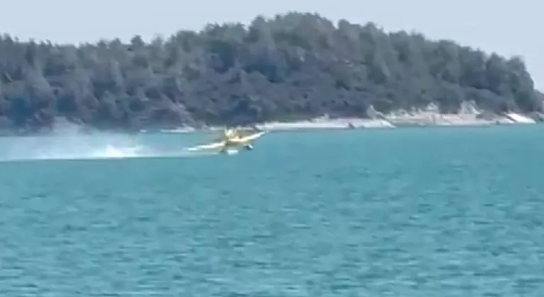 Yangın söndürmeye giden uçak göle düştü