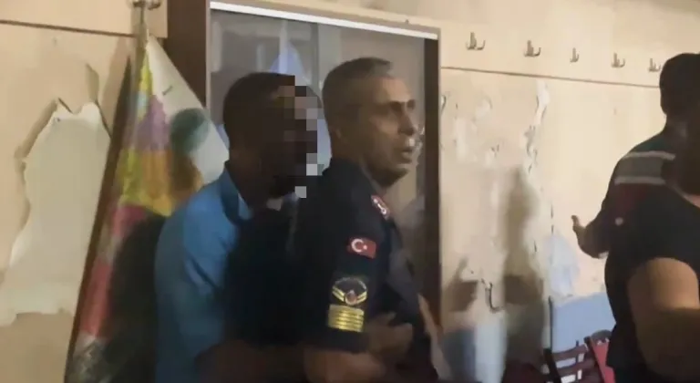 Yangın yerinde hırsızlık iddiası ortalığı böyle karıştırdı... Tekme tokat dövüldü, jandarma kurtardı
