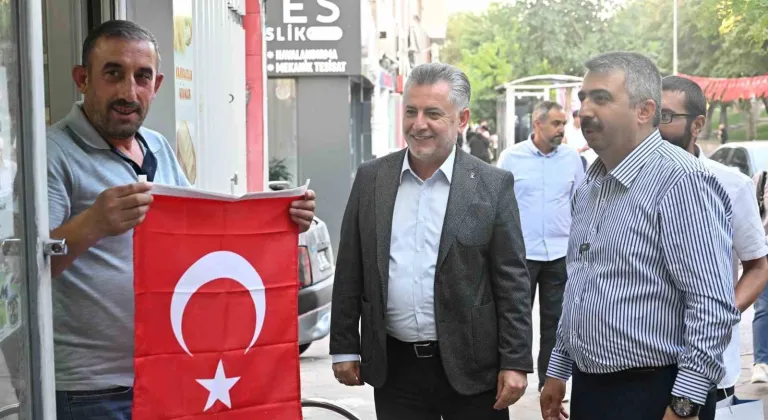 Yıldırım'da halka bayrak dağıtıldı