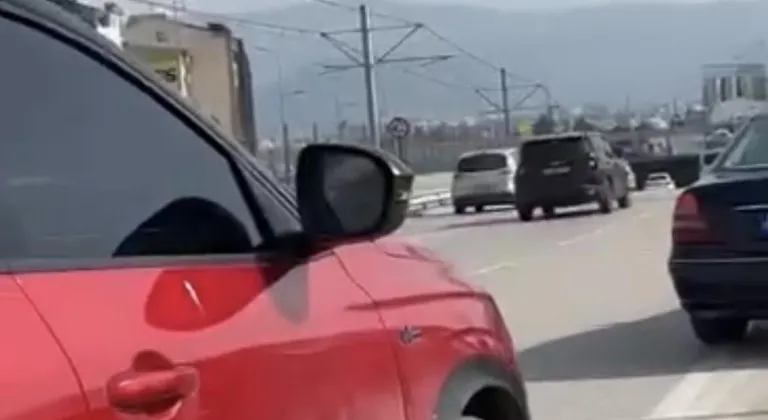 Trafikte deliye döndü! Yol vermeyen sürücünün aracına tekme attı