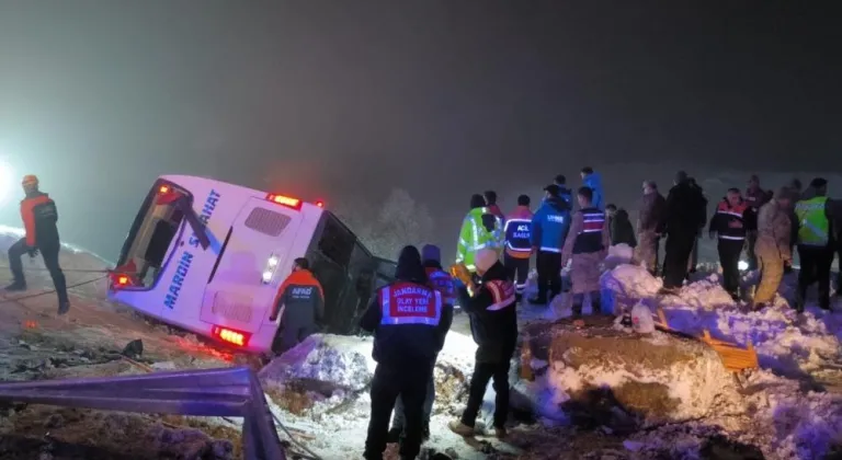 Yolcu otobüsü devrildi: 4 ölü, 32 yaralı