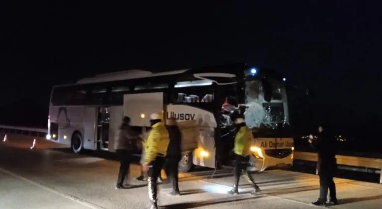 Yolcu otobüsü tıra arkadan çarptı, 6 kişi yaralandı