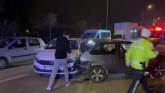 Aracının direksiyon hakimiyetini kaybetti, önündeki 3 otomobile çarparak durabildi