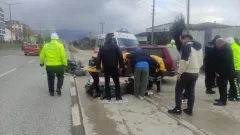 Motosiklet otomobille çarpıştı