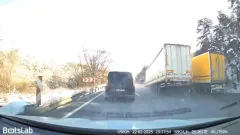 Bursa'da ilginç olay! Tırın dorsesi koparak yol ortasında kaldı