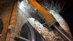 Bursa'da asırlık çınar, tarihi caminin üzerine devrildi