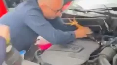 Bursa'da garip olay! Araç motoruna horoz girdi