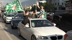 Bursasporlu taraftarlar şampiyonluk coşkusuyla sokaklara akın etti