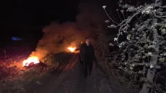 Çiftçiler meyvelerini korumak için tarlasını ateşe verdi