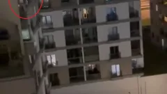 Evinde sinir krizi geçirdi, pencereden aşağı eşyalarını fırlattı