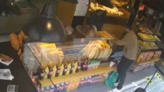 Gözünü bağış kumbarasına dikti!