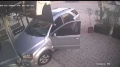 Kiracısının dükkanına otomobille daldı...