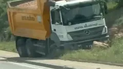 Dehşet anları: Kamyon bariyerleri aşıp karşı yola geçti