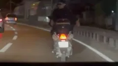 Ters bindi, yürekler ağza geldi! Motosiklet üzerindeki tehlikeli yolculuk...