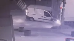 Tırın arkasına ok gibi saplandı!