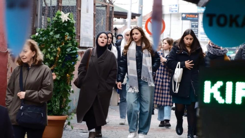 Hareketli yılbaşı ağacı hem korkuttu, hem gülümsetti