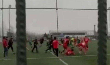 Amatör ligde çıkan kavga yeşil sahayı boks ringine çevirdi