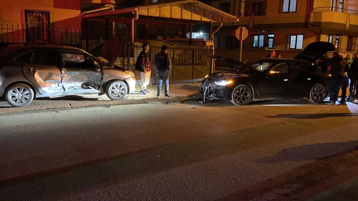 Bursa\&#039;da 2 otomobil çarpıştı: 3 yaralı