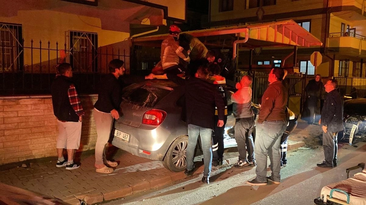 Bursa\&#039;da 2 otomobil çarpıştı: 3 yaralı