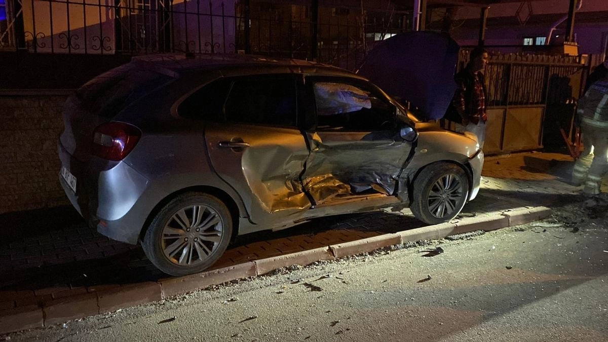 Bursa\&#039;da 2 otomobil çarpıştı: 3 yaralı