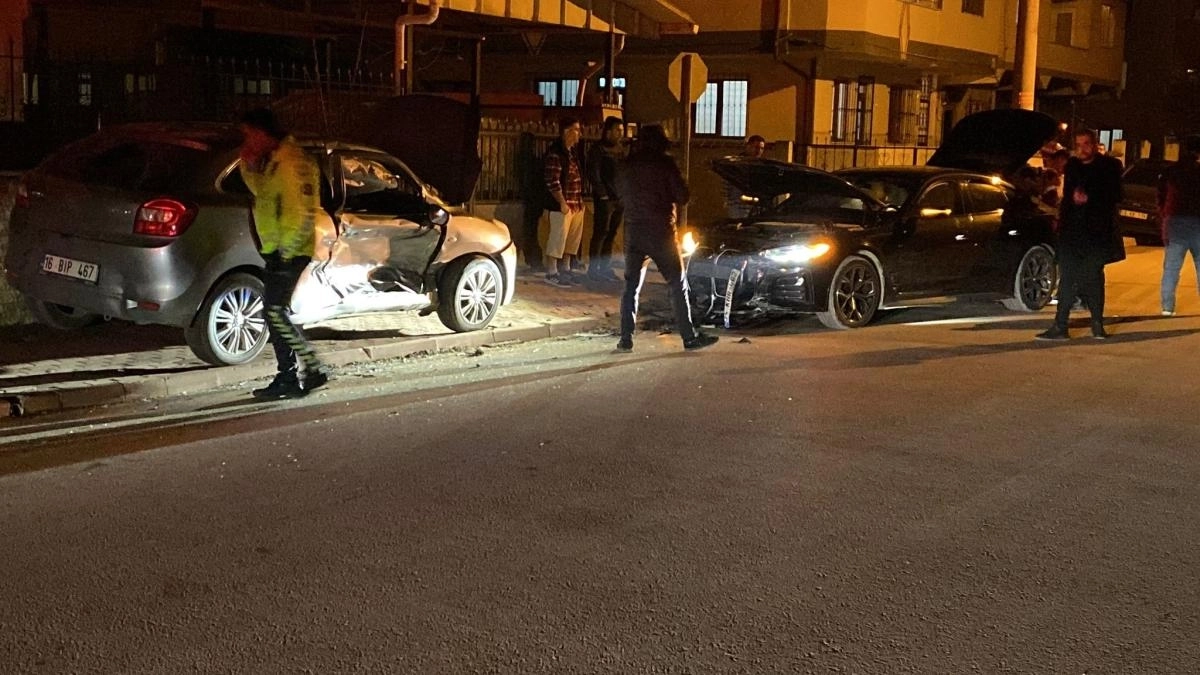 Bursa\&#039;da 2 otomobil çarpıştı: 3 yaralı