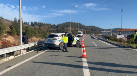 Polisten kaçan sürücü önce polis aracına sonra direğe çarptı