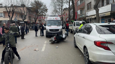 Direksiyon hakimiyetini kaybeden motosikletli yere düştü