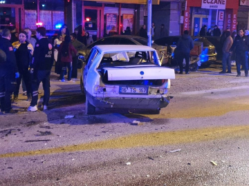 Bursa'da kavşakta 2 otomobil çarpıştı: 2’si ağır 4 yaralı