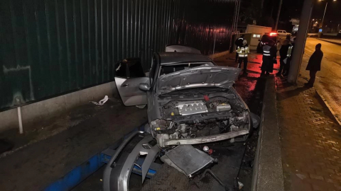 Bıçaklı kavga sonrası olay yerinden kaçan şüpheliler kaza yaptı: 1 ölü, 2 yaralı