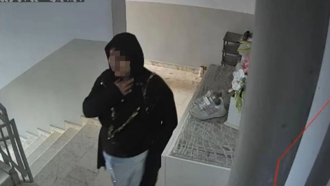 Bursa'da ilginç görüntü! Zillere bastı, kamerayı görünce göbek attı