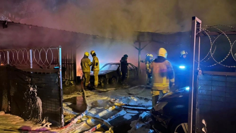 Alevlere teslim olan oto galeride 10 araç küle döndü