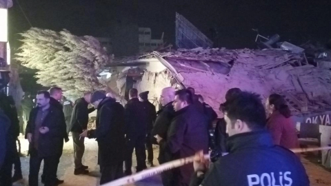 Konya'da 4 katlı binanın çökme anı kamerada