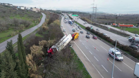 Bursa'da faciadan dönüldü: Kontrolden çıkan tır refüje saplandı