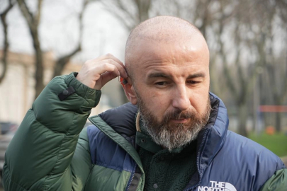 Saç hayali için gitti, kulaklarından oldu