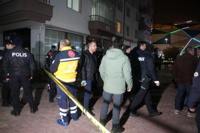 Annesini, babasını ve kardeşini öldürüp intihar etti